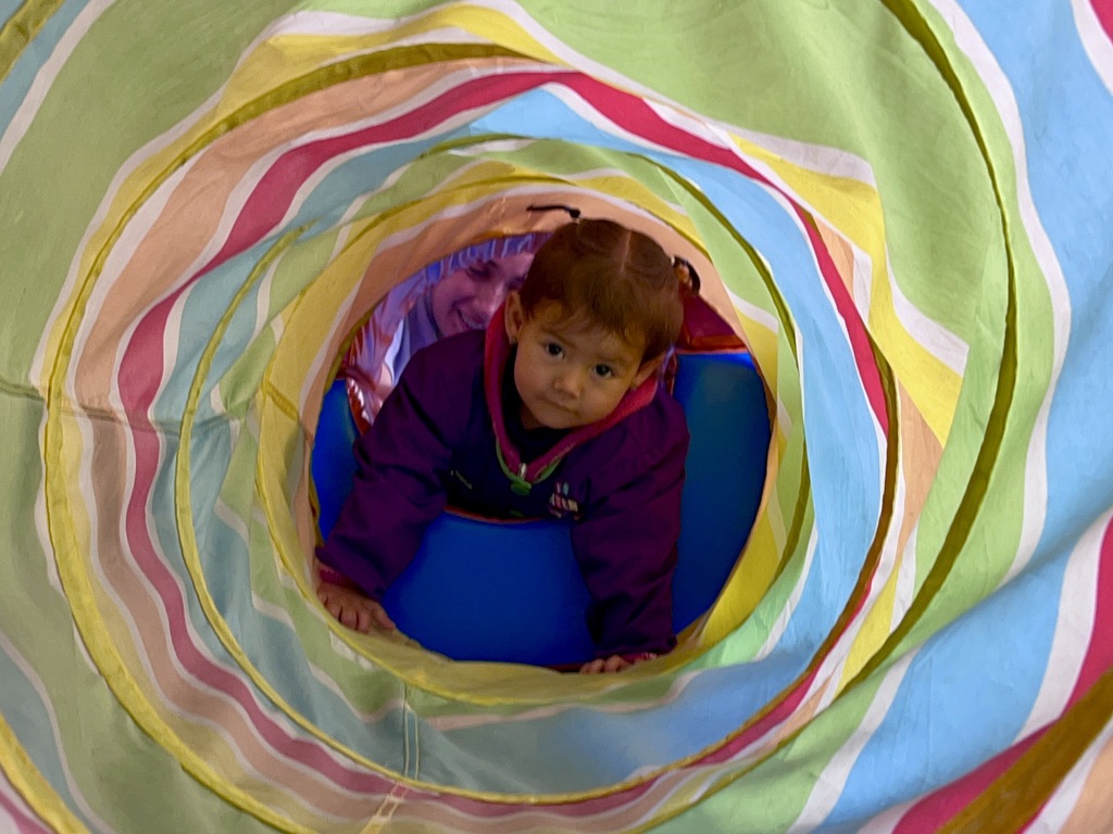 Niña tunel de juegos del centro infantil
